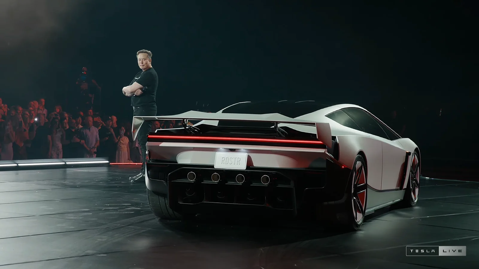 Phía sau Roadster: đèn hậu dạng thanh và cụm bộ đẩy. Ảnh: khung hình từ buổi phát trực tiếp Tesla Live ngày 15/10/2026