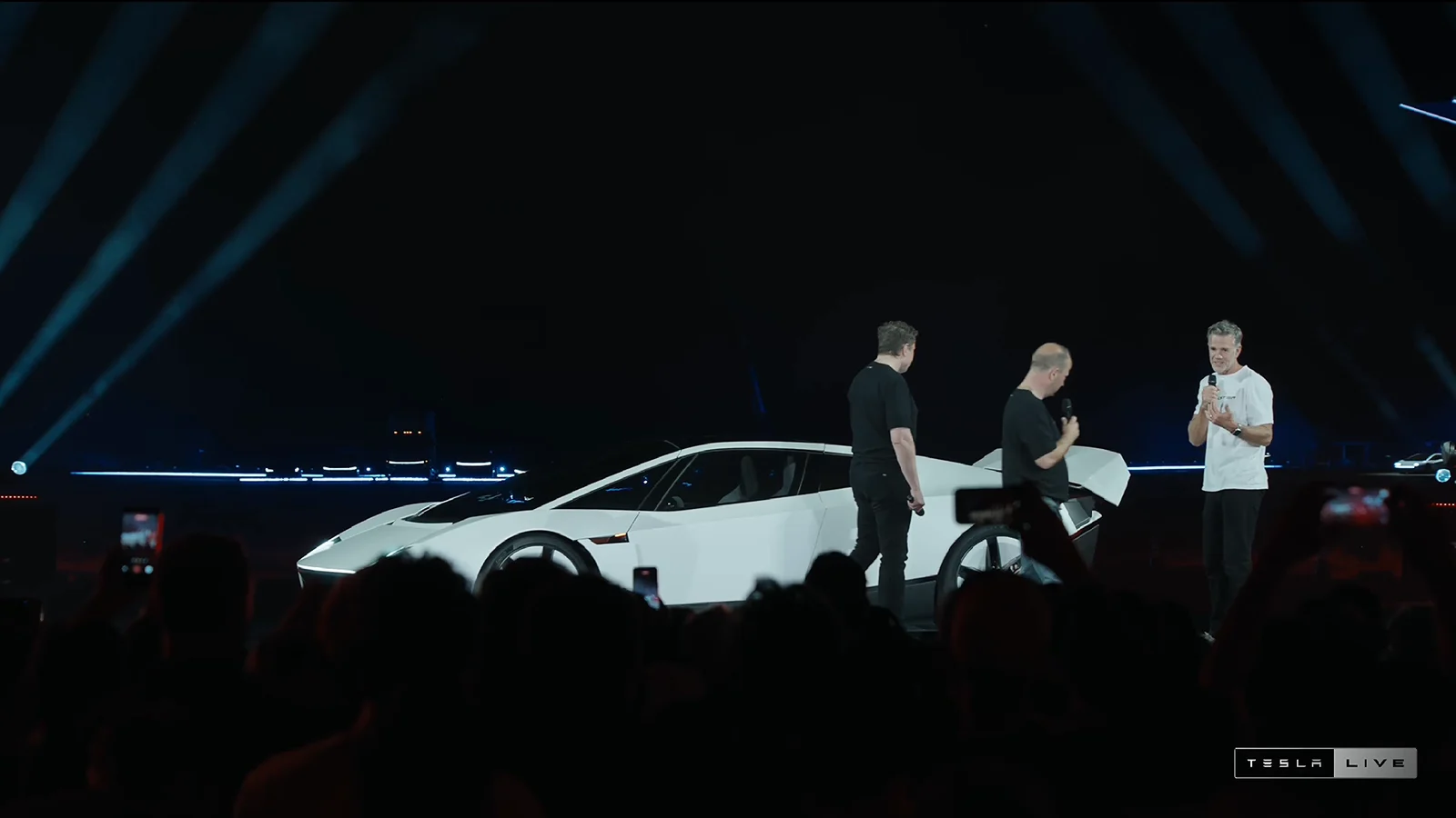 Roadster trên sân khấu ra mắt, nhìn toàn thân xe. Ảnh: khung hình từ buổi phát trực tiếp Tesla Live ngày 15/10/2026