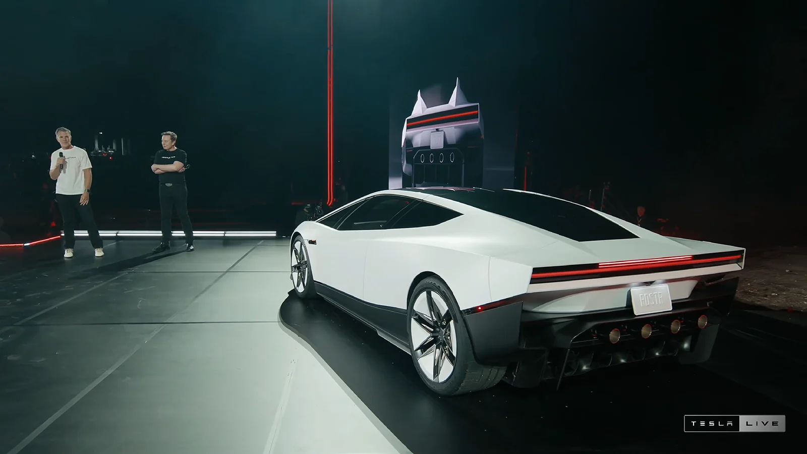 Roadster trên sân khấu ra mắt: chiếc xe thực tế đứng yên, chưa bay. Ảnh: khung hình từ buổi phát trực tiếp Tesla Live ngày 15/10/2026