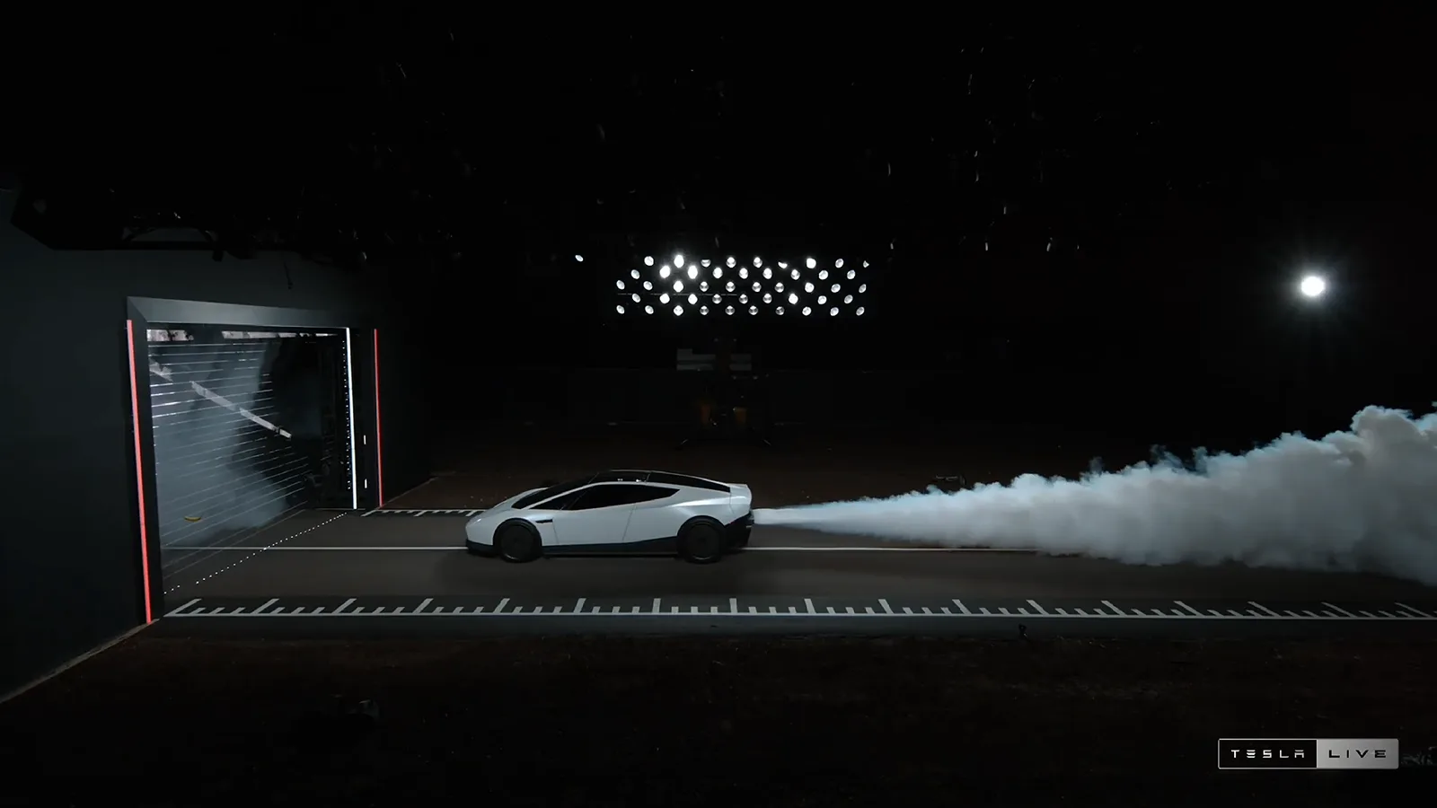 Roadster tăng tốc, khói bốc lên từ vạch xuất phát. Ảnh: khung hình từ buổi phát trực tiếp Tesla Live ngày 15/10/2026