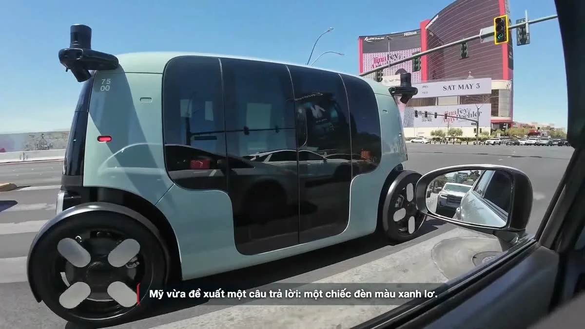 Một chiếc xe tự lái dạng khoang kín, không có vô lăng phía trước, đang chạy trên phố. Ảnh: khung hình từ video TC Motion